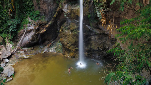 Weite, nebelverhangene Berggipfel und moosbedeckte Wälder im Doi Inthanon Massiv