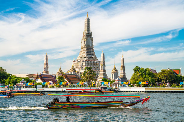 Tempelanlage Wat Arun direkt am Chao Phraya Fluss in Bangkok