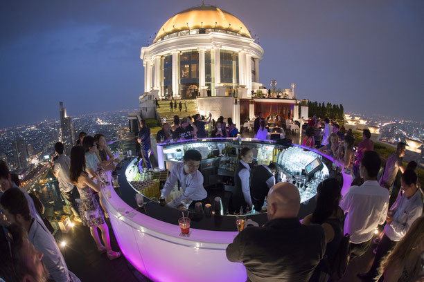 Spektakuläres kreisrundes Fischaugen-Panorama der berühmten Rooftop-Bar in Bangkok (Hangover)