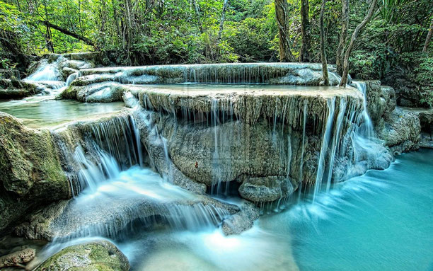 Türkisfarbenes Wasser und natürliche Kaskaden der Erawan Wasserfälle im Dschungel
