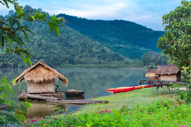Rotes Kajak auf dem Cheow Lan See im Khao Sok Nationalpark
