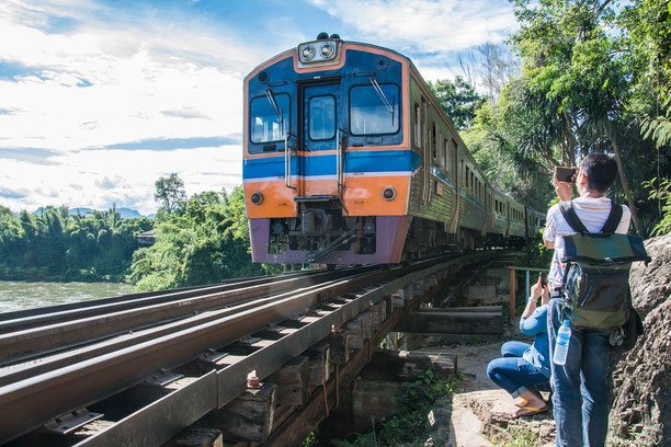 Historischer Zug auf der Todesstrecke in Kanchanaburi (Burmabahn)