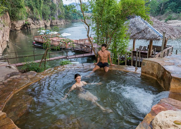 Hintok River Camp in Kanchanaburi mit stilvollen Safari-Zelten