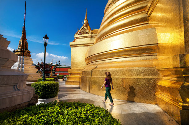 Goldene Pagode in Bangkok mit einer vorbeilaufenden Frau