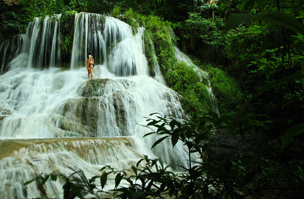 Großer majestätischer Wasserfall im Dschungel von Kanchanaburi