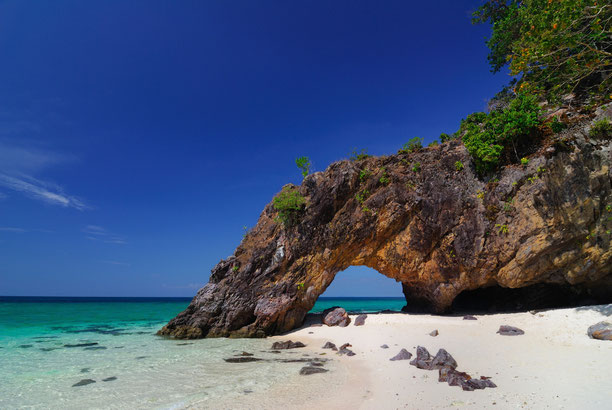 Spektakulärer Felsbogen auf Koh Khai auf dem Weg nach Koh Lipe