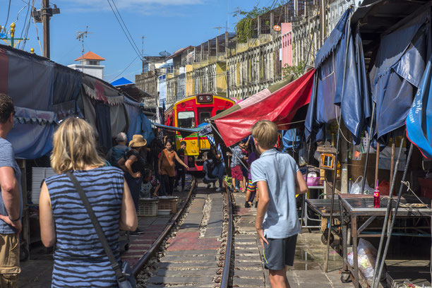 Der berühmte Maeklong Zugmarkt in Thailand