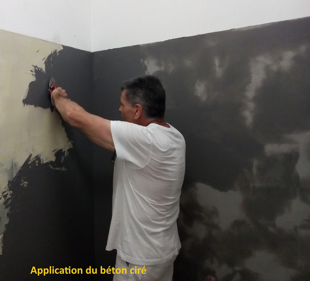 Le peintre décorateur applique le béton ciré.