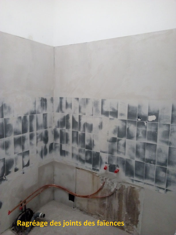 Salle de bain béton ciré, ragréage des joints des faïences.