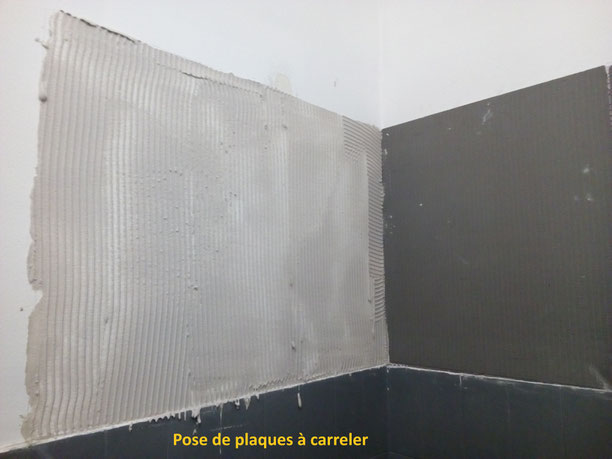 Salle de bain béton ciré, collage de plaques à carreler pour compenser l'épaisseur des faïences et agrandir la surface.