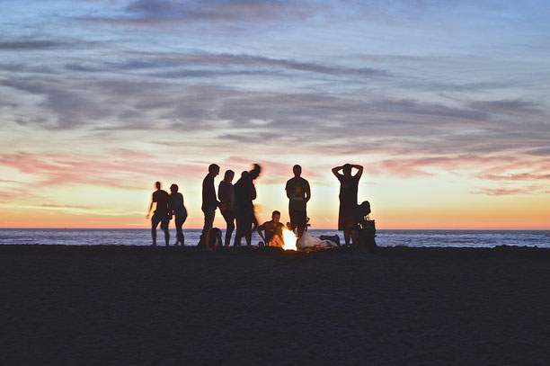 Image : Pixabay https://pixabay.com/fr/feu-de-camp-plage-personnes-984020/ 