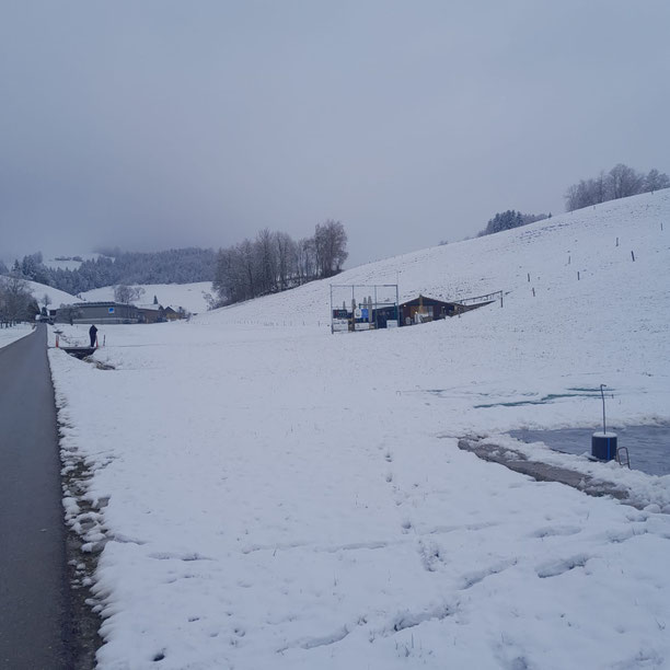 Kein ideales Hornusserwetter in Hergiswil.