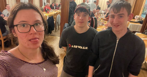 Die Generation Selfie schiesst das Foto natürlich gleich selbst. Von links: Amélie Katharina Lanz, Fabian Meier und Christian Vogel.
