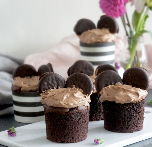 Schoko-Muffins mit Nuss-Nougat-Creme und Maeuseoehrchen