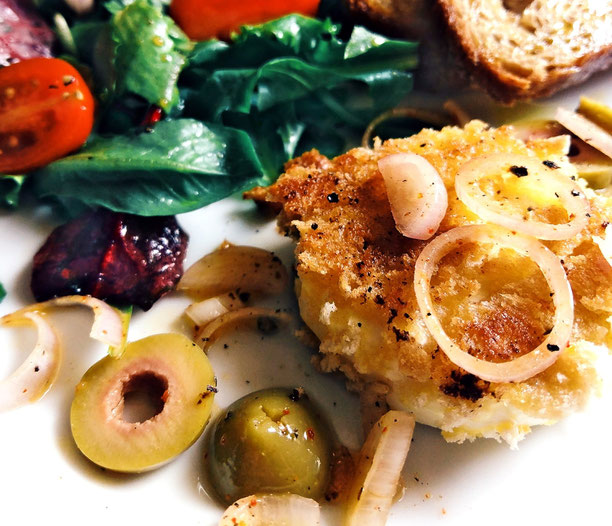 Ziegenkaesetaler mit gruenen Oliven und Bruschetta