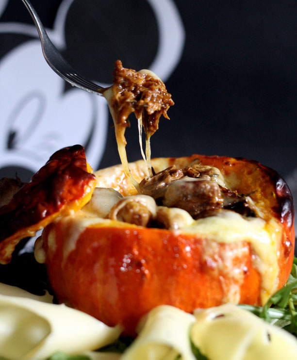 Gefuellter Kuerbis mit Kalbsragout und Kaese