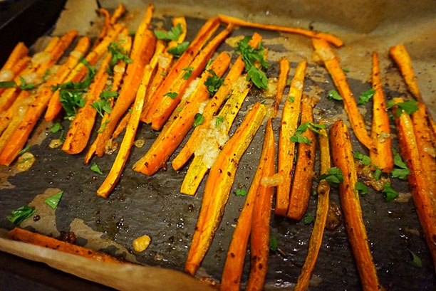 Low Carb vegane Pommes l Karotten-Pommes mit Parmesan