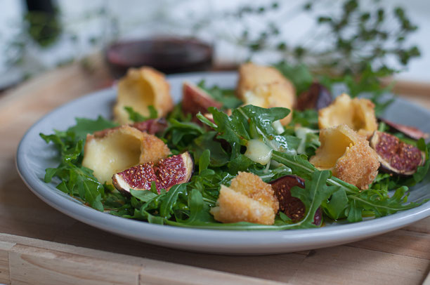 Rucola-Feigen-Salat mit frittierten Kaeseecken