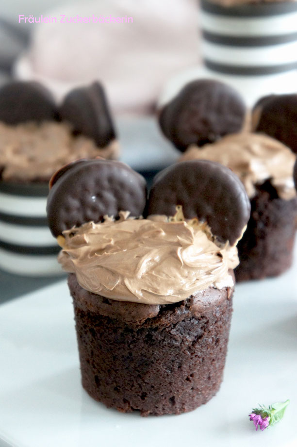 Schoko-Muffins mit Nuss-Nougat-Creme und Maeuseoehrchen