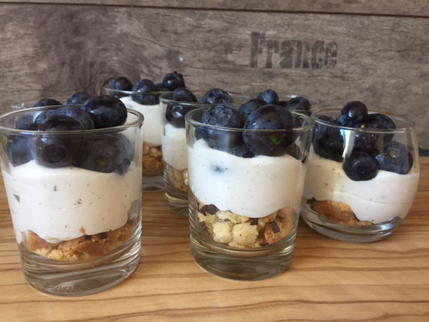 Dessert im Glas mit Mascarpone und Blaubeeren
