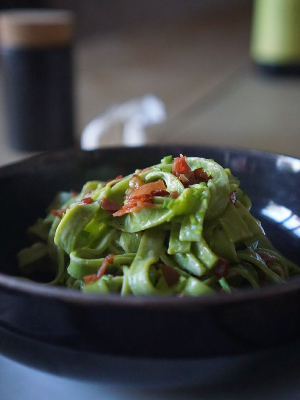 Gruene Schlemmer-Pasta mit Speck und Zitrone