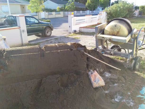 Sable et gravier pour démarrer le chantier de terrasse et trottoirs à carreler