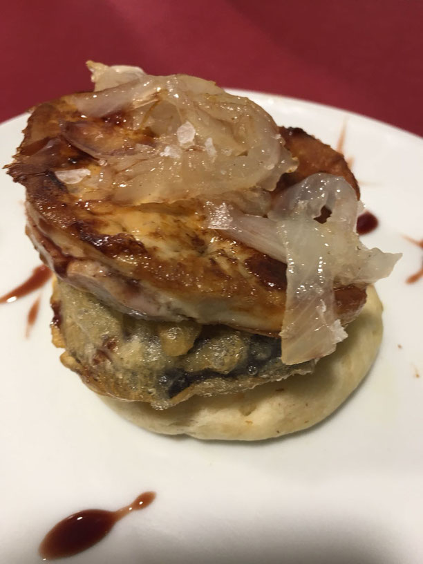 Coca de berenjena en tempura, foie de mar y cebolla caramelizada. La propuesta del Marino Port en Dénia