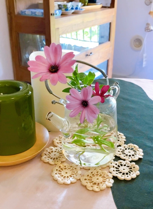 実家の庭から摘まれてきた「ピンクの花」。これも可愛い･･･♪　蓋がなくなって口がちょっとかけてしまったガラスポットを、花器として使っています。