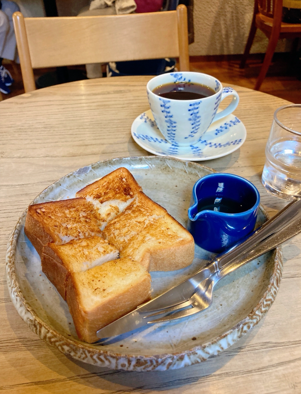 こちらはいつもの堀口珈琲さんでのお茶シーン。はちみつトーストとアメリカン。おいしい～❤
