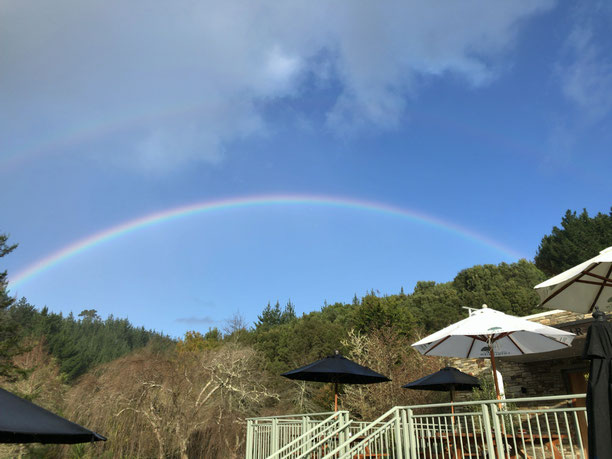 Puhoi Valley Cheese Co. でチーズを買って外へ出ると虹