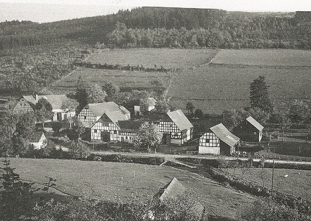 Das "Blanken Haus" im Hintergrund zwischen dem Schultenhof (links) und Feldmanns Hof (Foto um 1945)