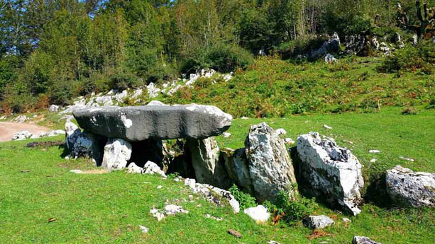 Dolmen de Jentillarri, Sierra de Aralar. 2.500 a.C. La leyenda cuenta como los últimos jentiles desaparecieron de nuestro mundo al introducirse en el interior de dicha estructura megalítica.