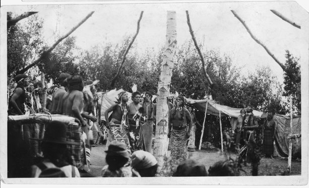 Ceremonia de la danza del sol de los Shoshones (comanches) en la Reserva de Fort Hall, Idaho, 1925.