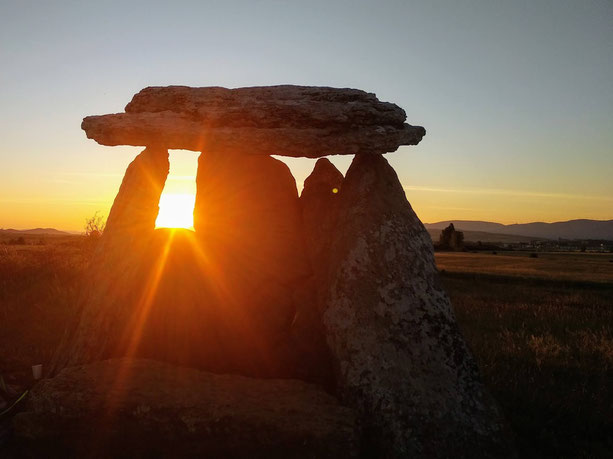 Dolmen de Sorginetxe, Arrizala, Alava. Amanecer del solsticio de verano.