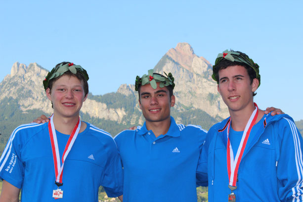Zehnkämpfer in Ibach 2012 vor den Mythen: v.l. Raphael, Michael, Thomas