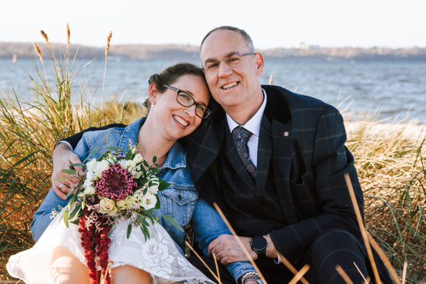 Hochzeit Laboe, Brautpaarshooting Laboe Strand, Heiraten in Laboe, Brautstrauß, Hochzeitsfotos