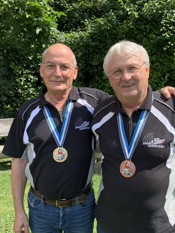Erfolgreiche Sportschützen an der Bündnermeisterschaft. Andrea Casutt erzielt die goldene und Rinaldo Pelican die broncene Auszeichnung.