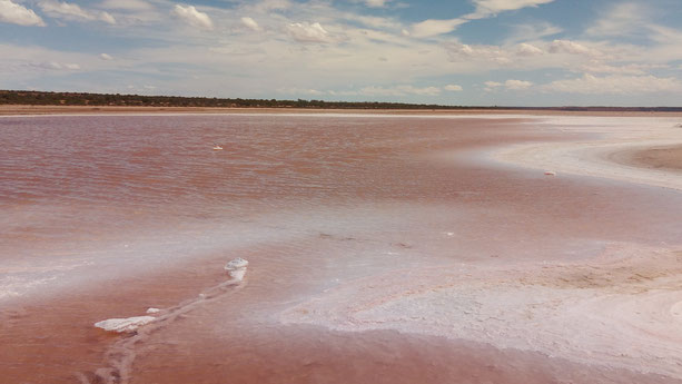 Sur la route, on passe au dessus de ce cour d'eau rose, qui n'est pas sans rappeler le désert d'Atacama au Chili!