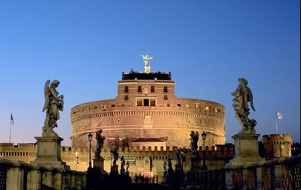 ローマの中心を流れるテヴェレ川の畔に建つサンタンジェロ城　wikipedia