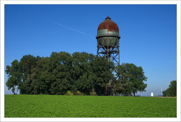 Lanstroper Ei - im Hintergrund das Steinkohlekraftwerk Kamen