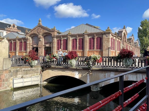 Historische Markthalle von Colmar (Marché couvert de Colmar) - noch heute lebendiger Treffpunkt für Marktleute und Genussmenschen