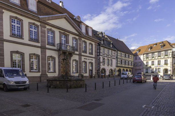 Bild: Place de la Mairie in Ribeauvillé im Elsass, Frankreich