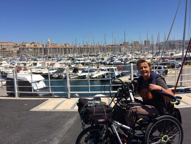 mit dem Handbike bin ich auf Reisen, hier am Hafen von Marseille