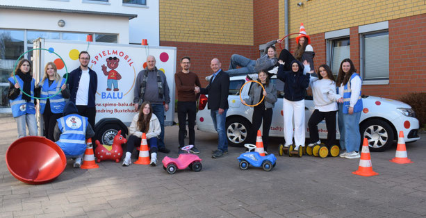 Das Team des Optionalen Lernangebots mit BALU, in der Mitte mit Lehrkraft Jörg Blanke, SJR-Jugendarbeitsreferent Martin Ratering und Schulleiter Dieter Janzen - Foto: SJR