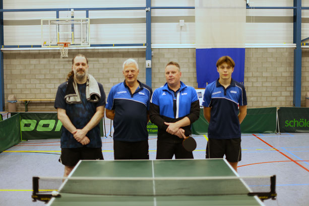 Pascal Bleser (D0), Guido Willems (D0), Eric Kohn (C4), Jason Ritzen (D0, von links). Foto: Tom Bildstein
