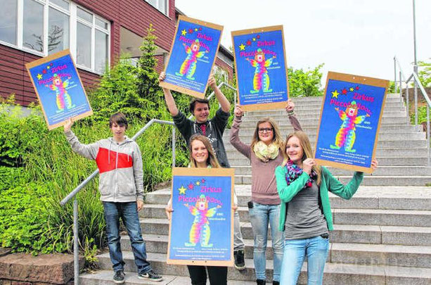 Dominik Raff (von links), Lisanne Knöbel, Lucas Fischer, Nathalie Pfaff und Ellen Kühnle arbeiten an der Werbung und dem Programmheft für das Zirkusprojekt Piccobello der Gemeinschaftsschule Mönchweiler. Bild: Cornelia Putschbach