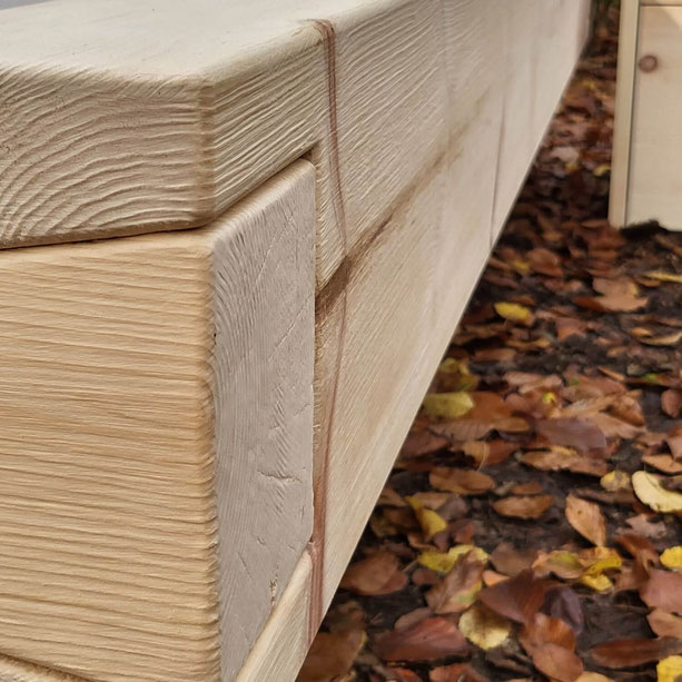 Detailansicht Bettrahmen gebürstetes Zirbenholz