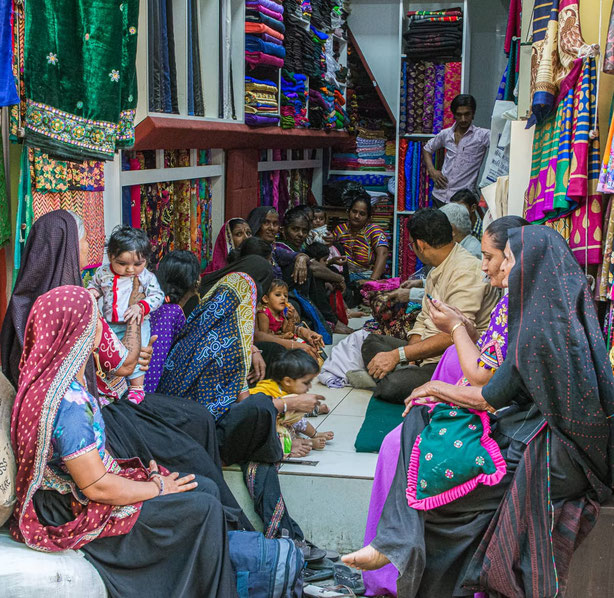 Une boutique traditionnelle de tissus à Bhuj, dans l’État du Gujarat.