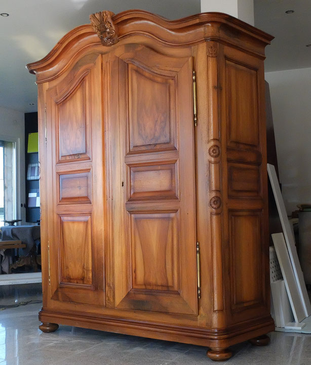 armoire en noyer massif anthonee