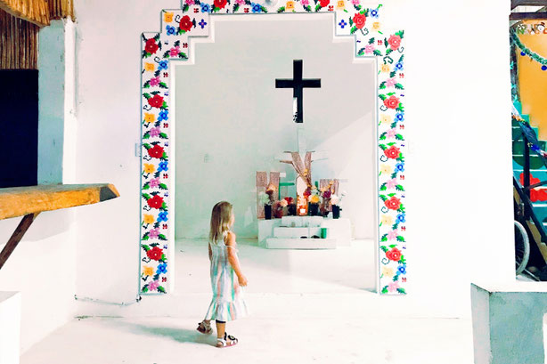 Ein Besuch in der Kirche von Holbox (Mexiko) an Heiligabend.